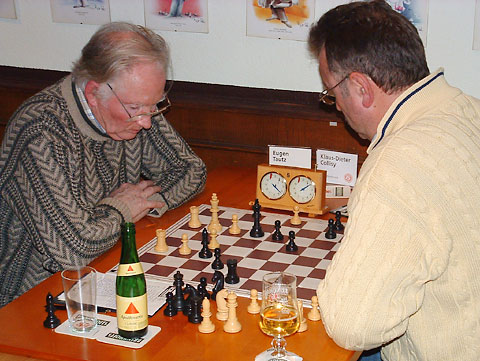 Superklaus (rechts) gegen Vereinssenior Eugen