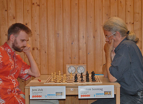 Jens Zelt und Joachim Sonntag in der 6. Runde des 23. Sommerschachturniers Jens Zelt und Joachim Sonntag in der 6. Runde des 23. Sommerschachturniers